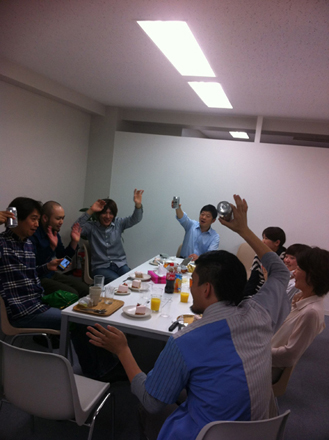 なんでもない日に盛り上がる大阪オフィスの面々