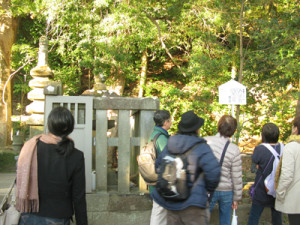 源頼朝の墓を見学する参加者たち