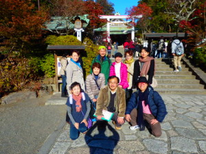 紅葉が美しい鎌倉宮で記念撮影