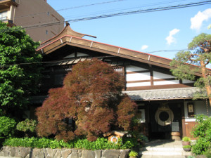 ゆったりした勾配の屋根が特徴の「本棟造り」の菊之湯