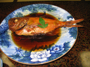 大きなキンメダイの煮付けが食膳に並ぶ
