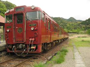 真っ赤なボディーの観光列車「いさぶろう・しんぺい」