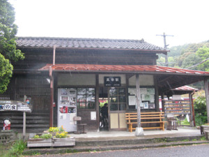 年代を感じさせる真幸駅の駅舎