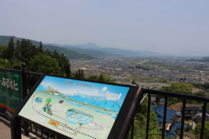 上り線ホームにある展望案内板と日本三大車窓の風景