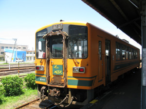 津軽五所川原駅で出発前のディーゼルカー